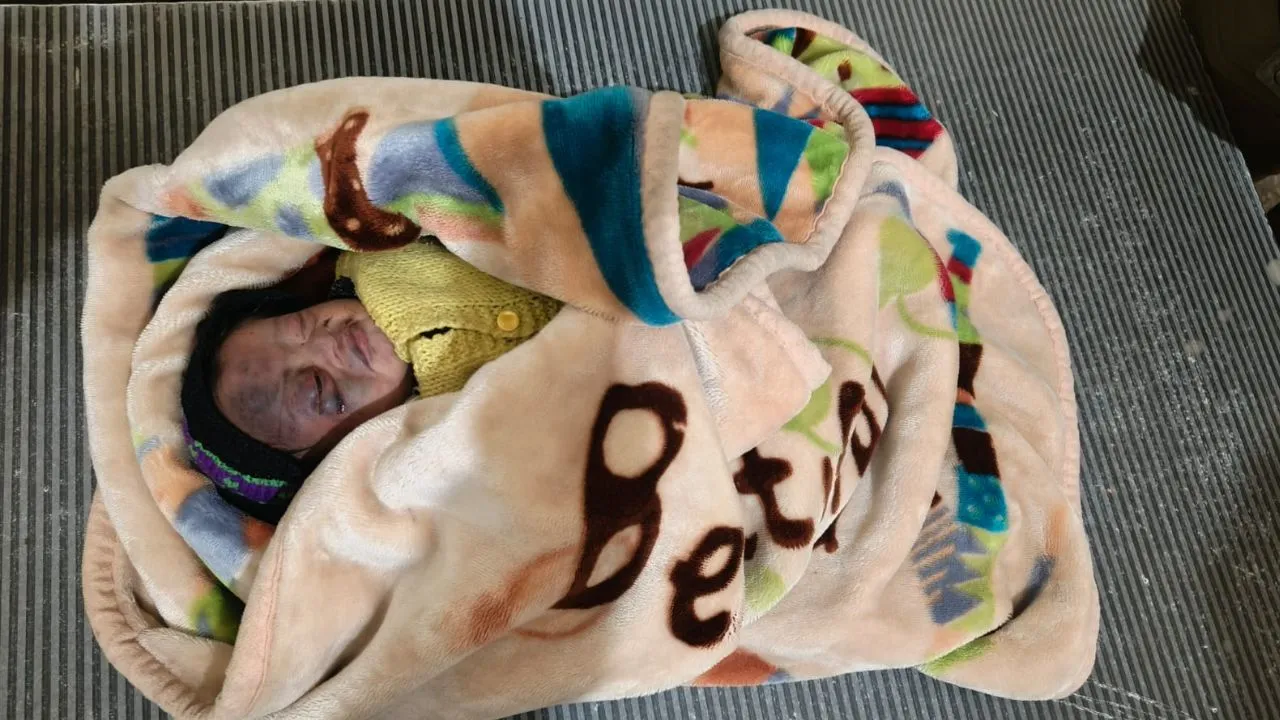 Kanpur में मंदिर के पास कपड़े पर लिपटा मिला नवजात: चेहरे पर मिले चोट के निशान, पुलिस ने सीएचसी में कराया भर्ती