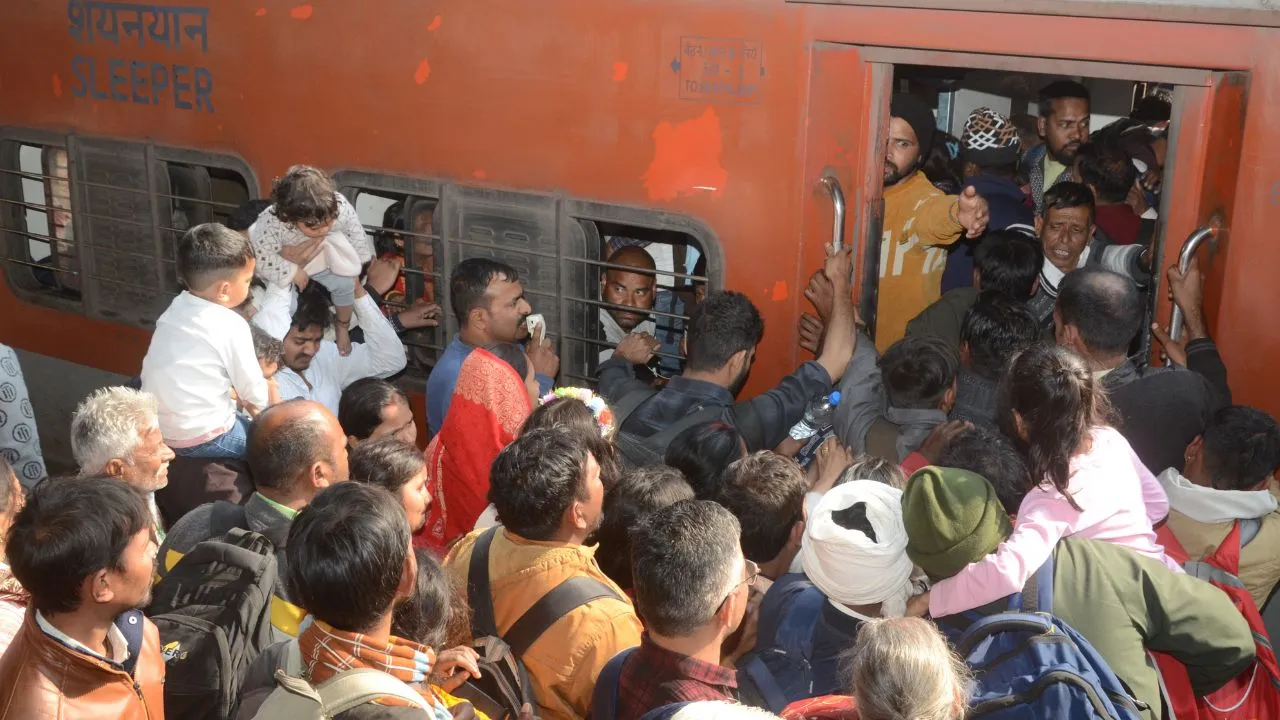 कानपुर सेंट्रल पर रोजाना हो रही भीड़: लाखों श्रद्धालु ट्रेन से जा रहे महाकुंभ, हर प्लेटफार्म खचाखच भरा, सुरक्षा और रेलवे कर्मियों के छूटा पसीना