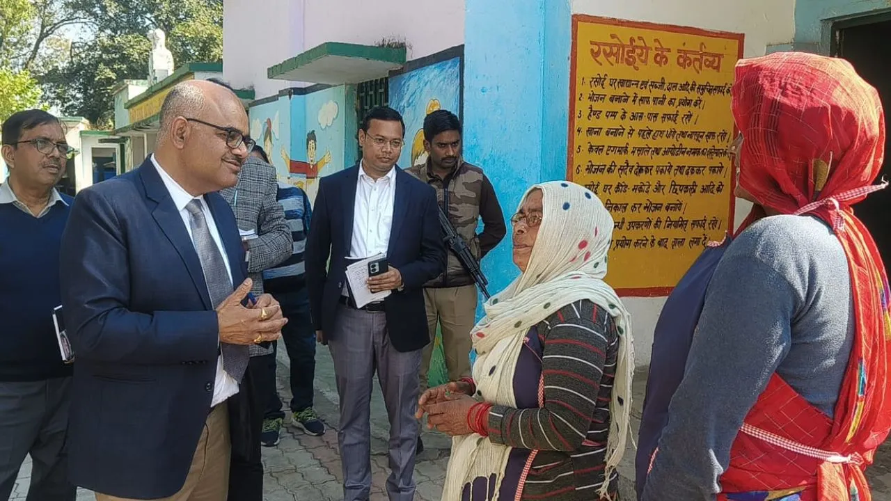 Kanpur DM लगातार कर रहे निरीक्षण: बिधनू में अंत्येष्टि स्थल, राजकीय गोवंश आश्रय व प्राथमिक विद्यालय पहुंचे, मिड डे मील का खाना बच्चों संग चखा