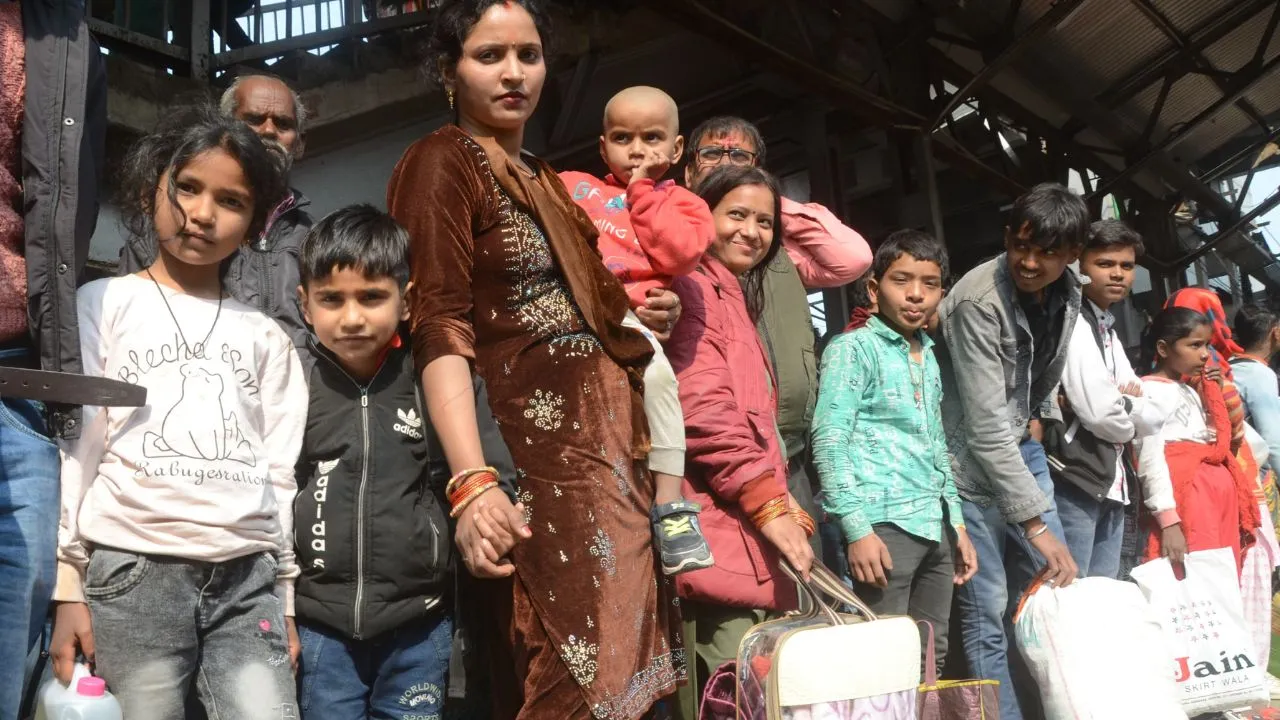 Mahakumbh 2025: तीन किमी संगम पहुंचने के लिए 28 किमी चले पैदल: श्रद्धालु बोले, अब शहर के बाहर से पहुंचाया जा रहा घाट 