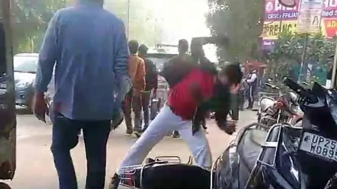 बरेली कॉलेज बना मारपीट का अड्डा! तमंचे के साथ हाथापाई, भीड़ देखकर भागे आरोपी