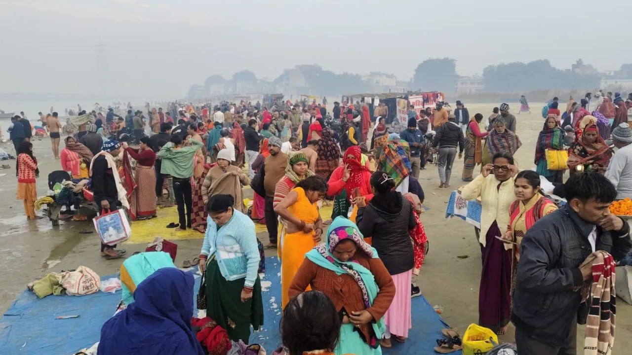 उन्नाव में हजारों श्रद्धालुओं ने मौनी अमावस्या पर गंगा में लगाई आस्था की डुबकी: घाटों पर भगवान सत्यनारायन की कथा भी सुनी
