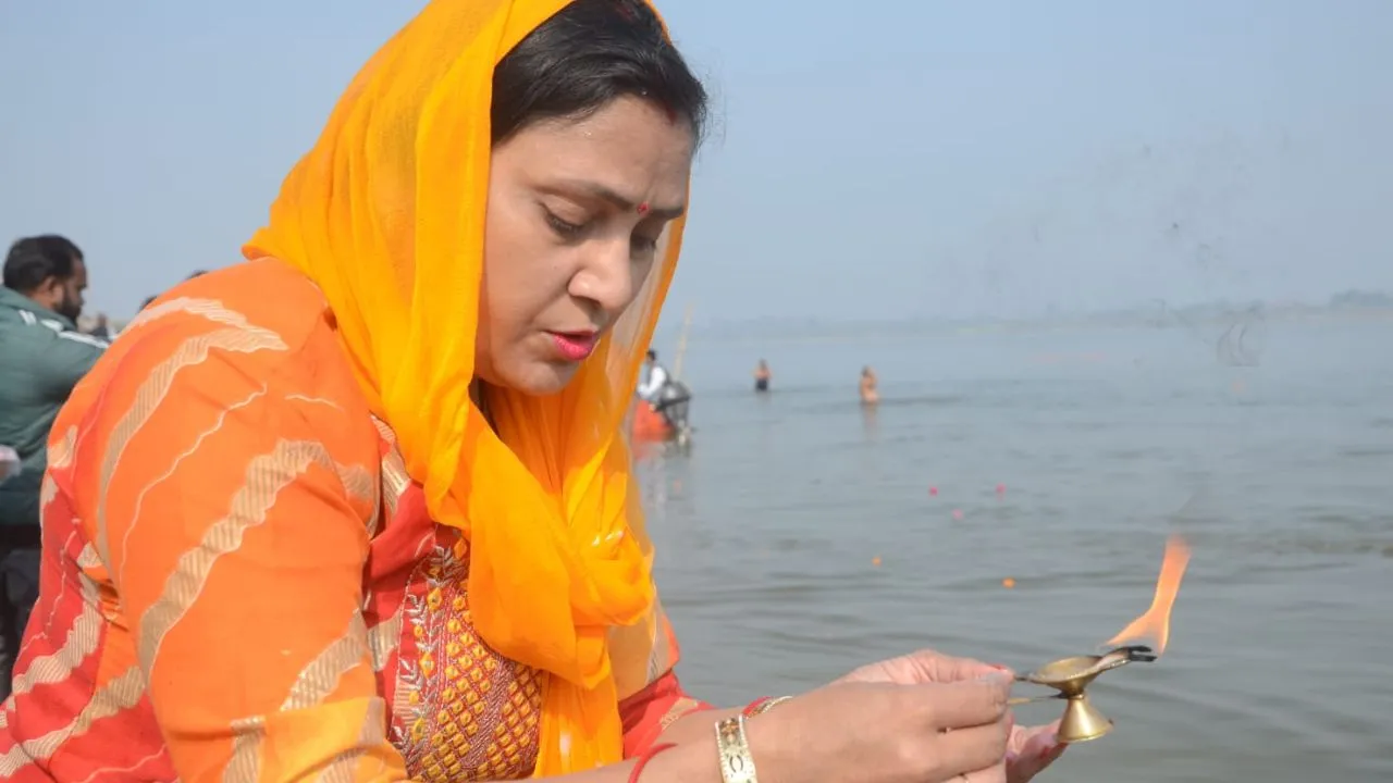 कानपुर में मौनी अमावस्या पर गंगा तटों पर श्रद्धालुओं की भीड़: हर-हर गंगे के उद्घोष के साथ लगा रहे डुबकी, पीएसी व जल पुलिस तैनात