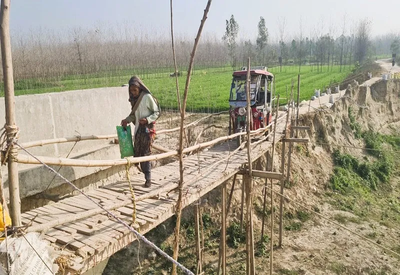 मुरादाबाद : बीकनपुर पुल टूटने से दो दर्जन गांवों के ग्रामीण 7 माह से परेशान, क्षेत्र के लोगों का जनजीवन अस्तव्यस्त