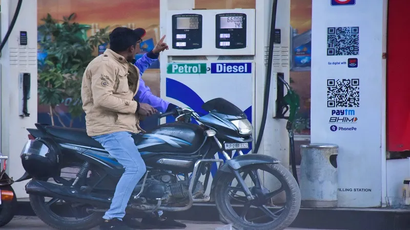 मुरादाबाद : नो हेलमेट नो पेट्रोल का आदेश बेअसर, मनमानी करने वाले पेट्रोल पंप संचालकों पर होगी सख्ती