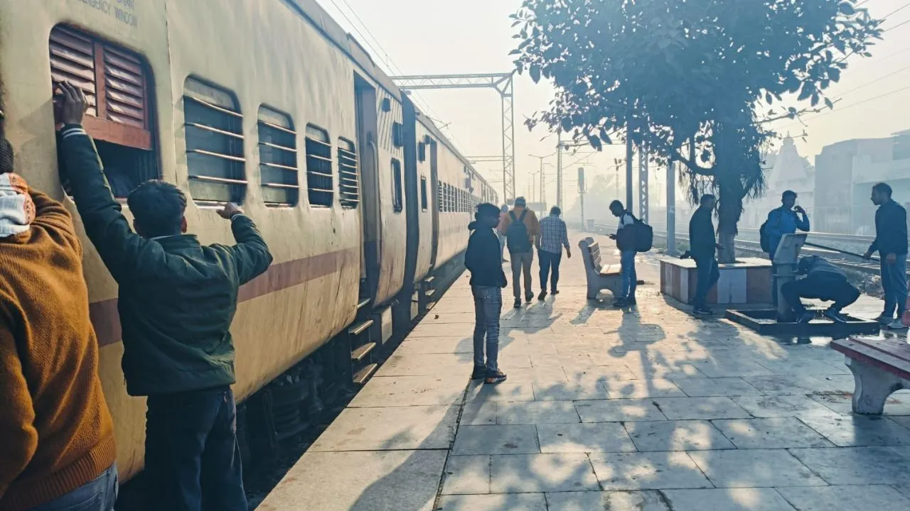 Auraiya: 12 घंटे देरी से कंचौसी रेलवे स्टेशन पहुंची ऊंचाहार एक्सप्रेस...प्रयागराज से दिल्ली होकर चंडीगढ़ जाती है ट्रेन, यात्री परेशान