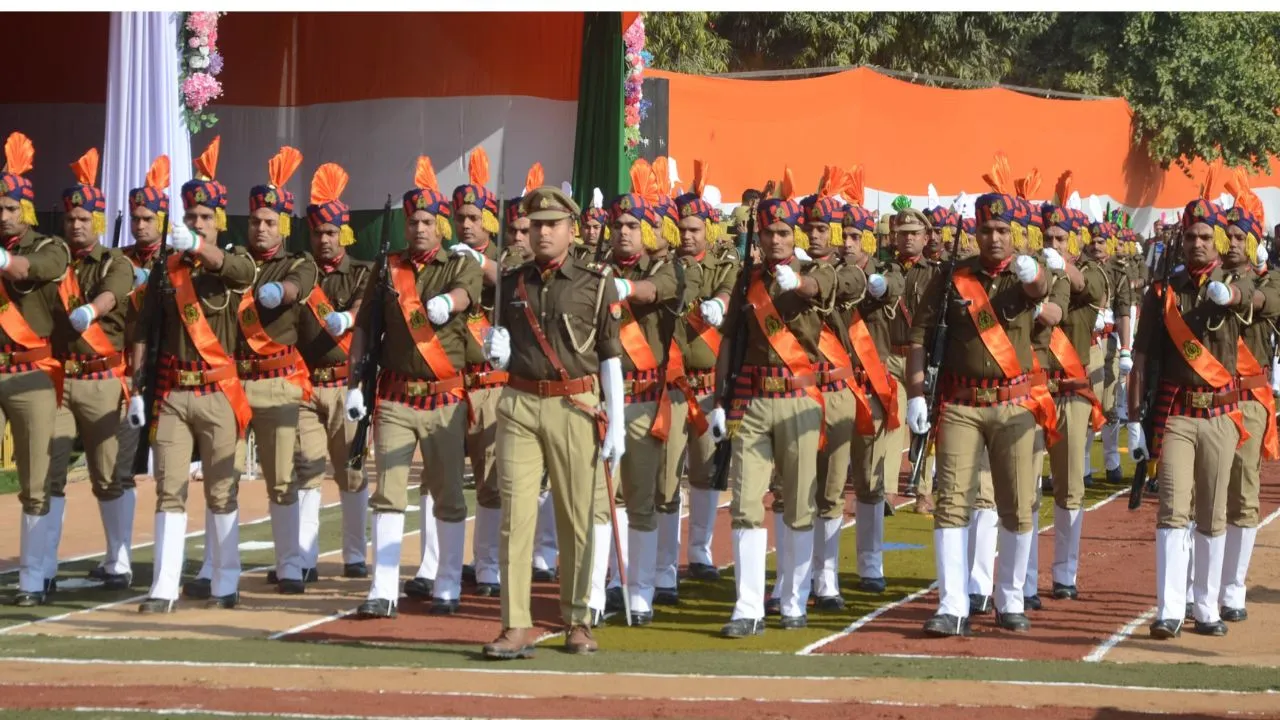 कानपुर में गणतंत्र दिवस के दिन विभिन्न जगहों पर कार्यक्रमों का आयोजन: पुलिसकर्मियों को वीरता पदक मिलें, देखें- PHOTOS