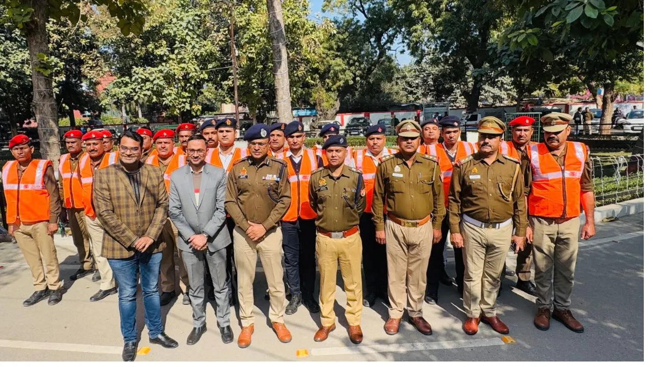 Mahakumbh 2025 को देखते हुए कानपुर पुलिस की सराहनीय पहल: यातायात पुलिसकर्मियों को 300 ट्रैफिक जैकेट किए वितरित 
