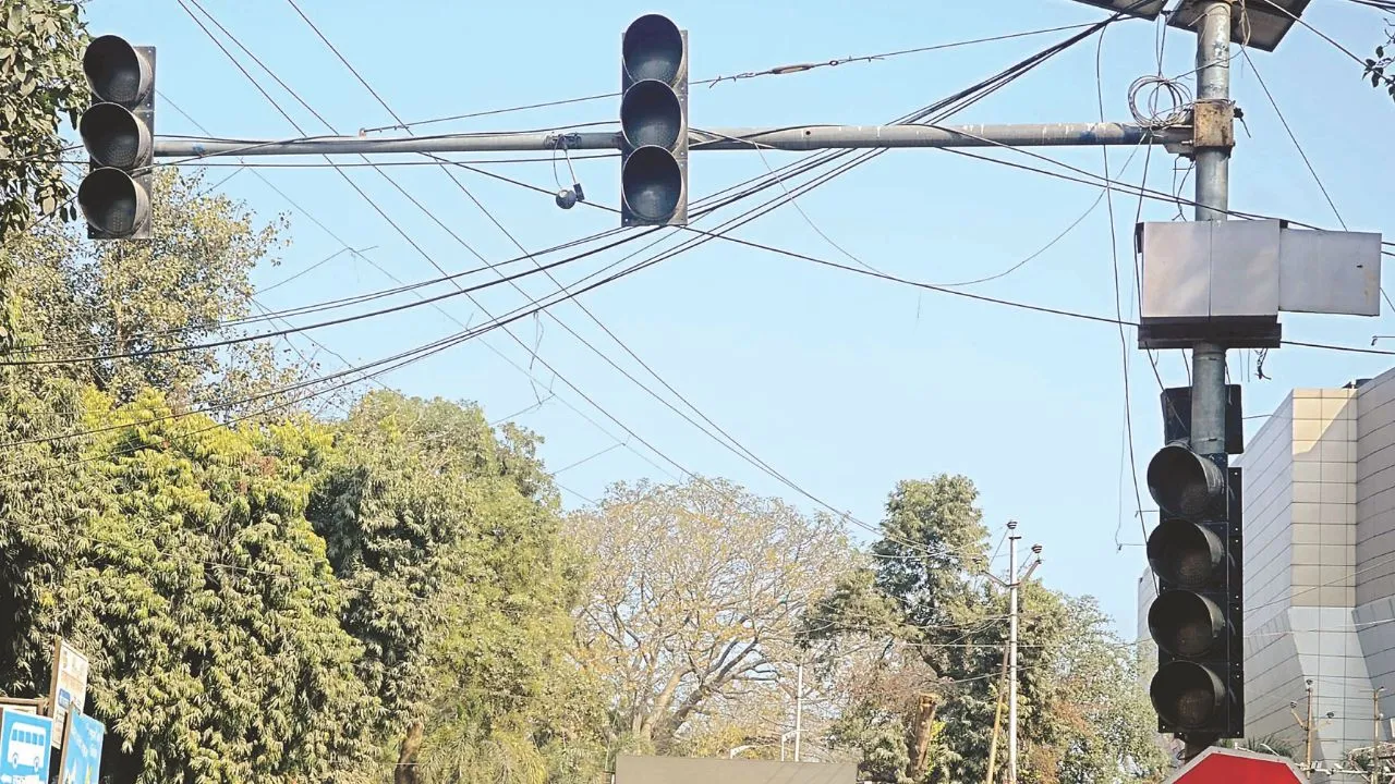 कानपुर में यातायात सिपाही, होमगार्ड के भरोसे यातायात, ट्रैफिक सिग्नल खराब: टीआई, टीएसआई चालान में व्यस्त, जनता जाम से त्रस्त...