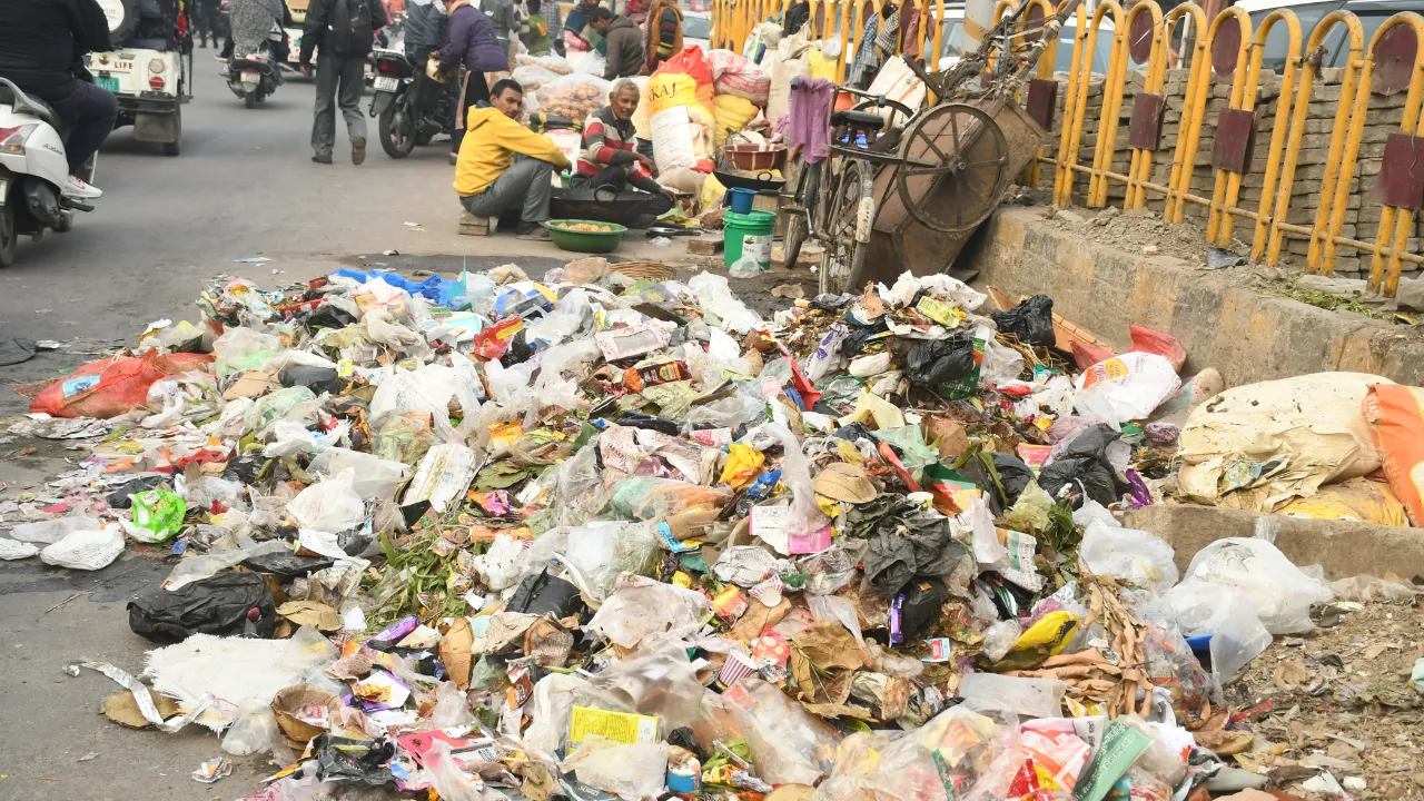 पांच जोन में रोड स्वीपिंग के काम पर मची रार, रामकी कंपनी को 24 से काम देने की तैयारी पर पार्षदों का विरोध