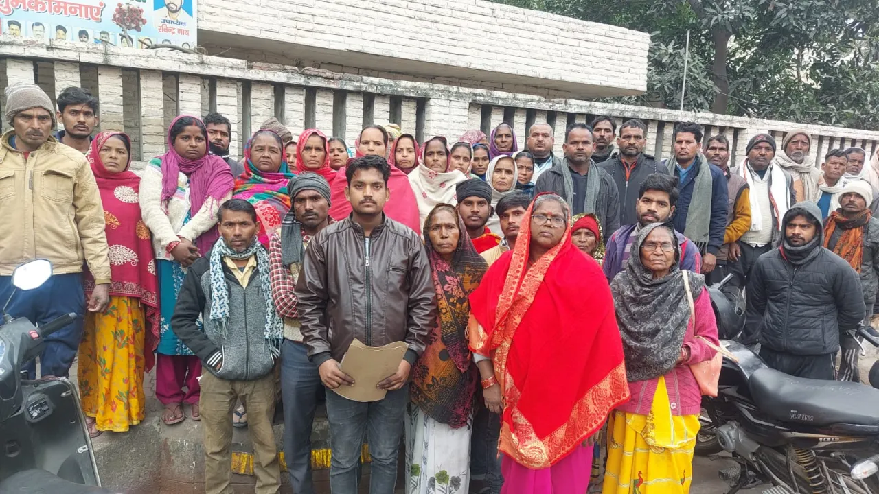 बिना नोटिस गिरा दिए मकान, एलडीए पर फूटा लोगों का गुस्सा