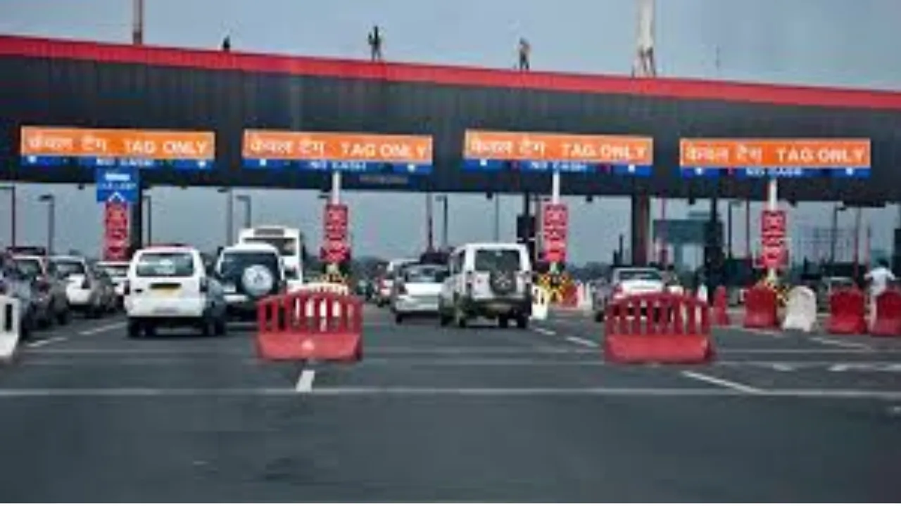 बेकाबू बस की टक्कर से दो गंभीर रुप से घायल, इटौंजा टोल प्लाजा के पास हुआ हादसा