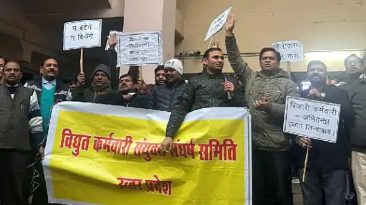 लखनऊ: बिजलीकर्मियों का प्रदर्शन जारी, सैलरी बढ़ाने की कर रहे मांग