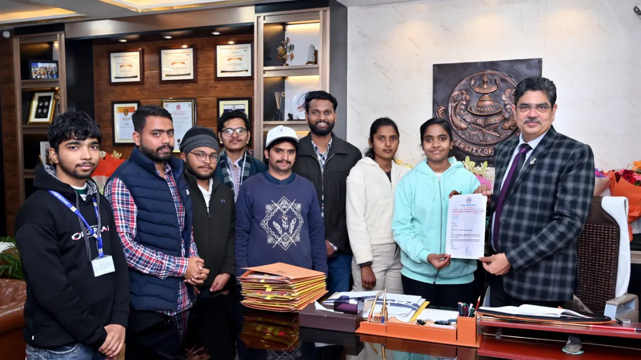 Lucknow University में मुफ्त में बंट रहे अंक, छात्रों ने लगाया प्रोक्टर पर ये आरोप