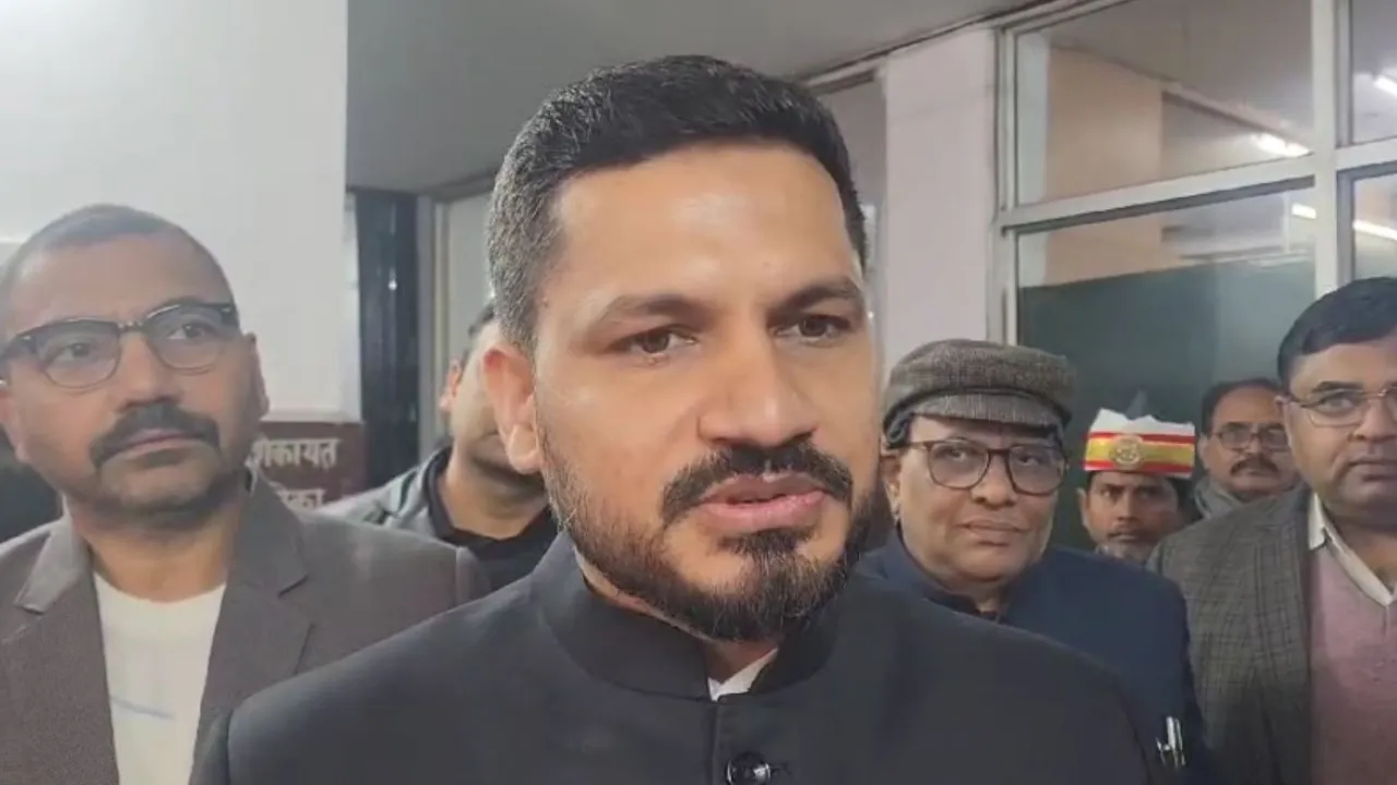 बाराबंकीः नए जिलाधिकारी शशांक त्रिपाठी ने लिया चार्ज, सरकार की योजनाओं के सफल क्रियान्वयन को बताया मुख्य लक्ष्य