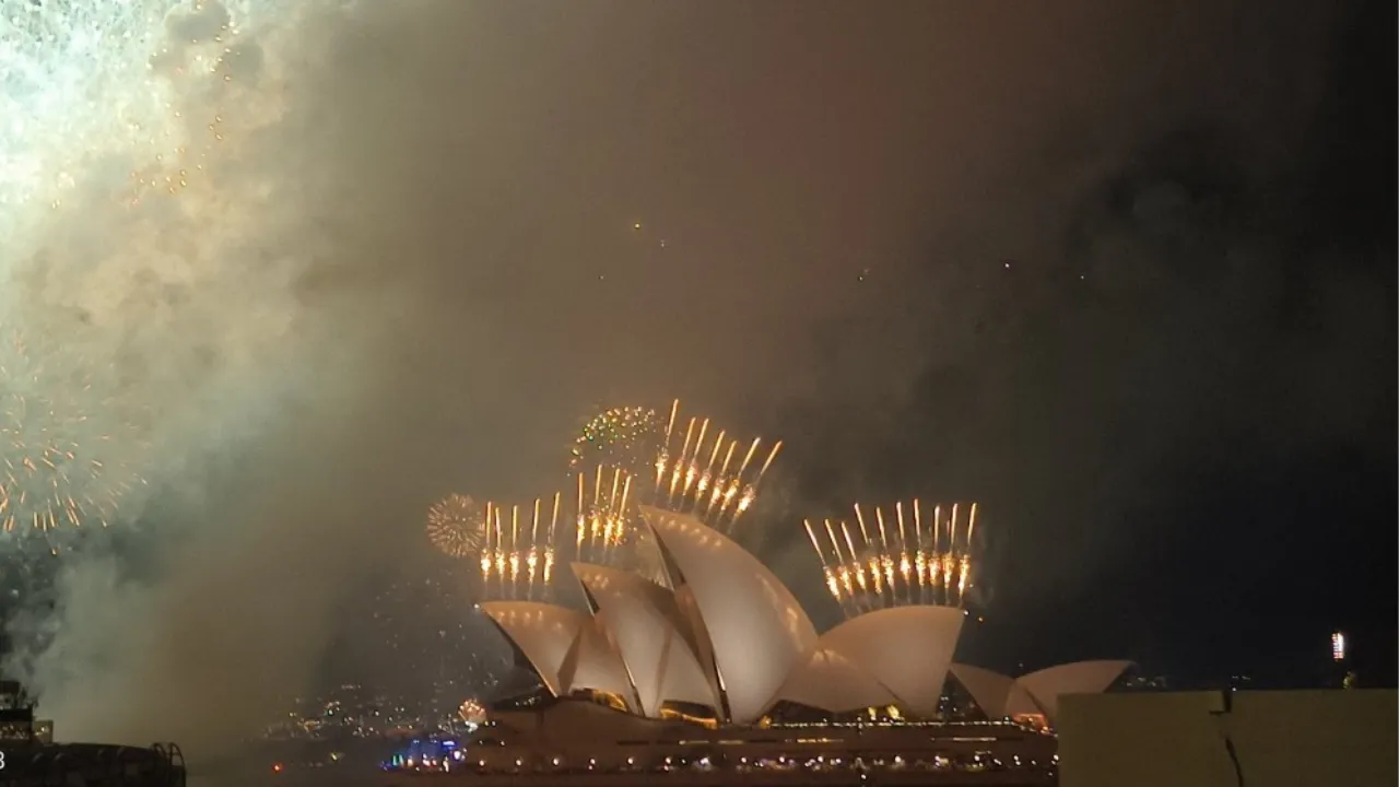 दुनिया भर में लोगों ने एक दूसरे को गले लगाकर, खुशियां मनाकर नए साल का  किया स्वागत, देखें Photos