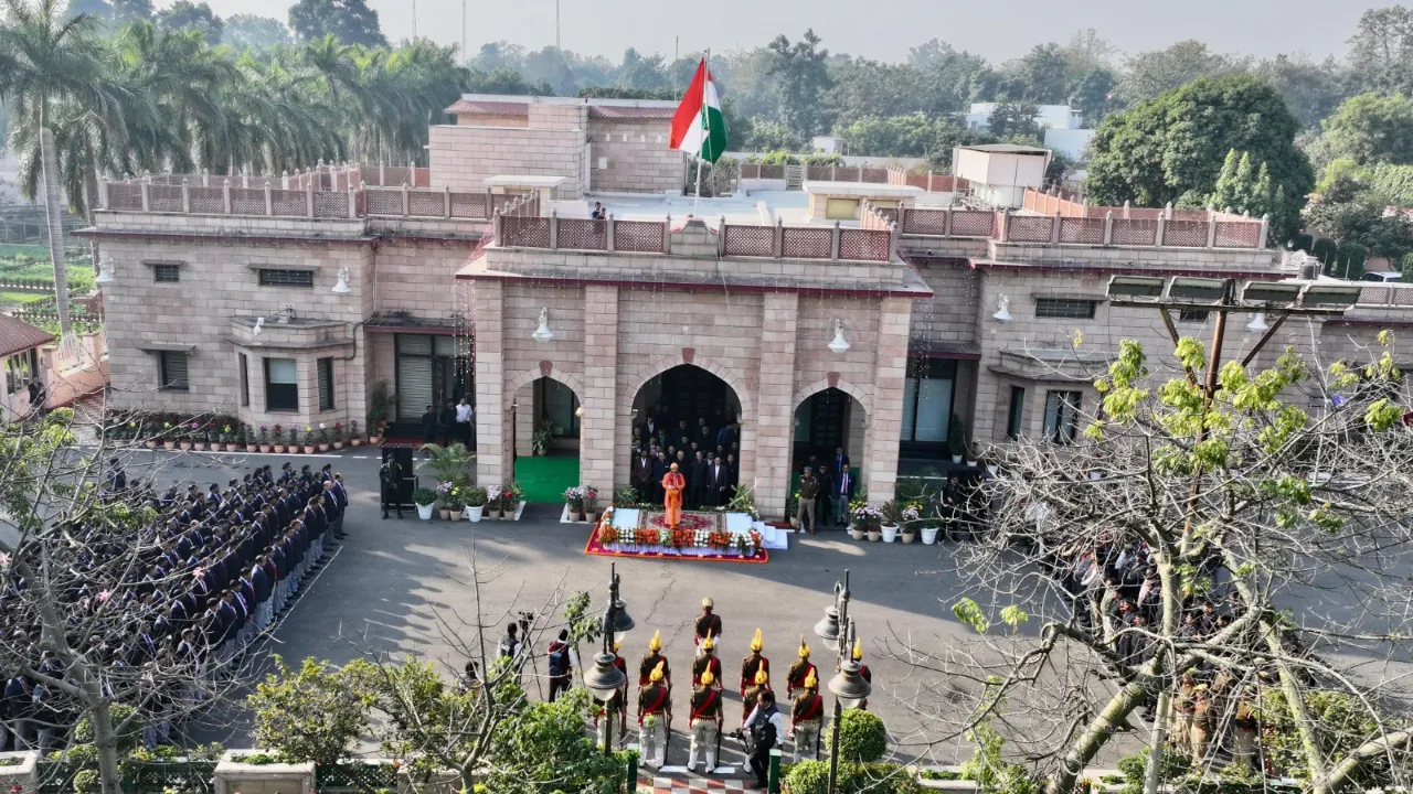 76th Republic Day: 52 सेकंड के लिए थम गई राजधानी, राज्यपाल ने विधानसभा पर फहराया तिरंगा, देखें Photos