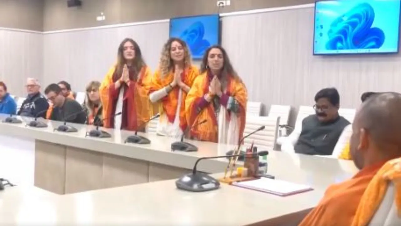 CM Yogi ने की इटली से आए प्रतिनिधिमंडल से मुलाकात, महिलाओं ने गजब अंदाज में सुनाया रामायण और शिव तांडव, देखें Video