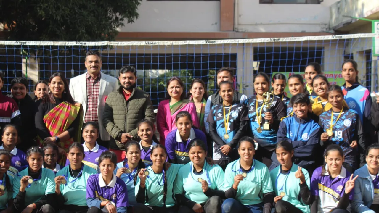 Volleyball Competition: विद्यार्थी परिषद ने नगर खेल कुंभ का किया आयोजन, लखनऊ क्रिश्चियन कॉलेज की टीम रही विजेता
