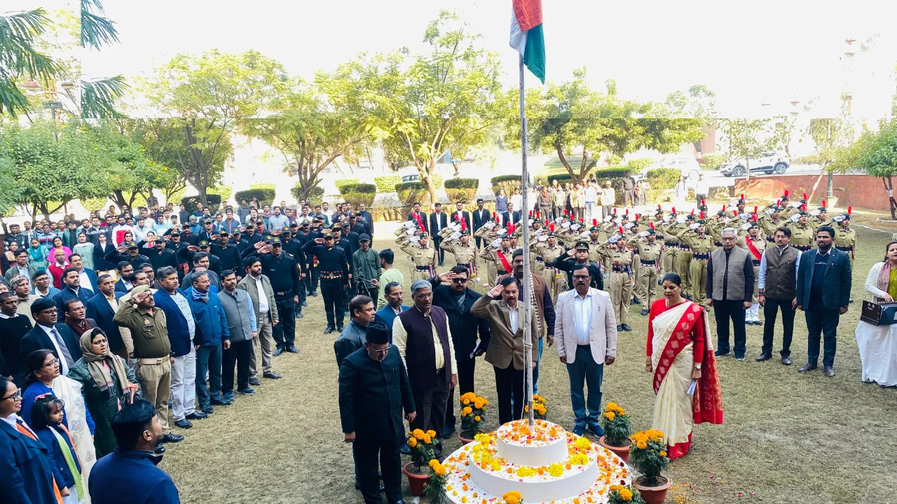 76th Republic Day: भाषा विश्वविद्यालय में कुलपति ने ध्वजारोहण कर मनाया गणतंत्र दिवस, कहा- संविधान से ऊपर कोई राजा नहीं...