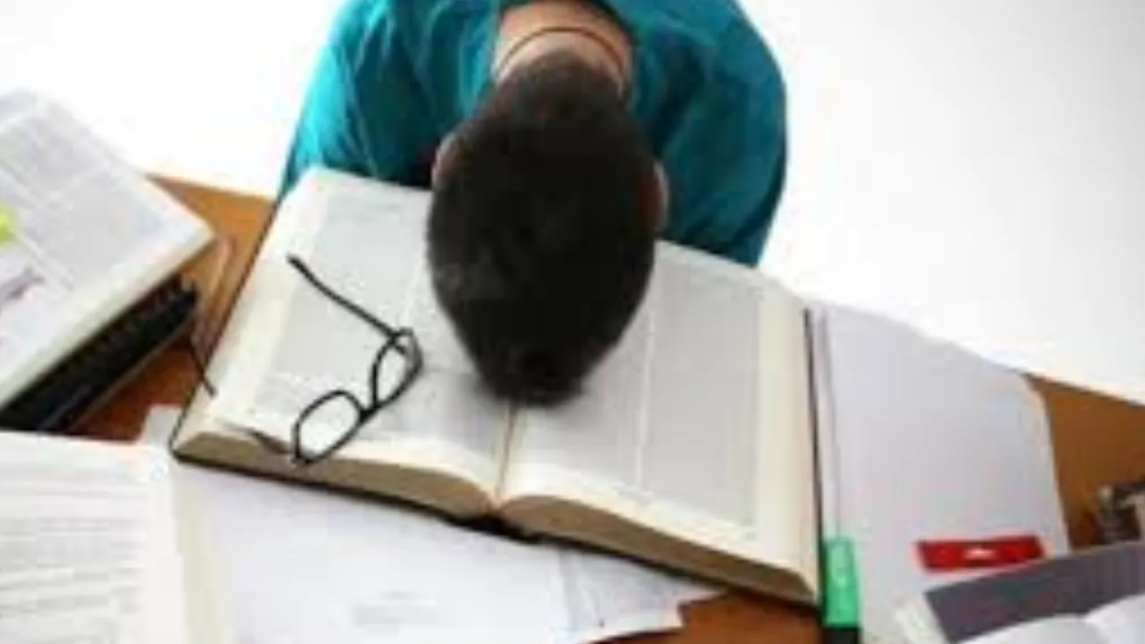 बोर्ड एग्जाम से पहले स्टूडेंट्स की एंग्जाइटी का पारा हुआ हाई, हेल्पलाइन डेस्क में फोनकर मांग रहे सौल्यूशन