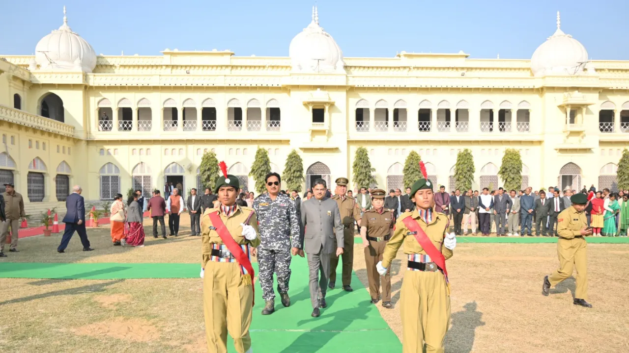 Lucknow University: गार्ड ऑफ ऑनर के साथ कुलपति ने किया ध्वजारोहण