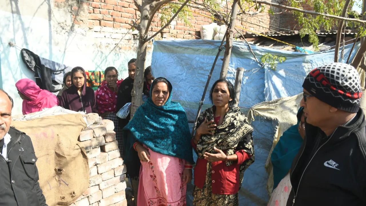 लखनऊः घरों में घुसा गंदा पानी और मल, ऐसे सुधर रहा बच्चों का कल, 35 हजार परिवार झेल रहे परेशानी