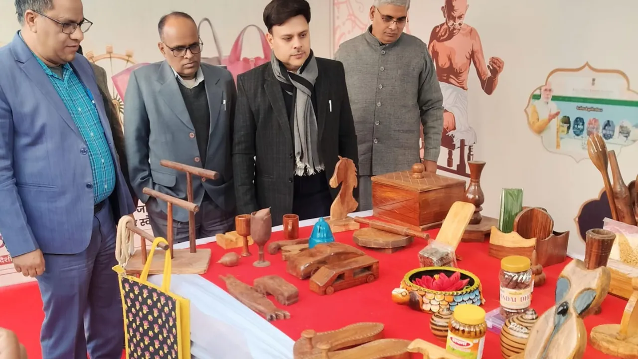 लखनऊः चटोरी गली में शुरू हुई 10 दिवसीय खादी प्रदर्शनी