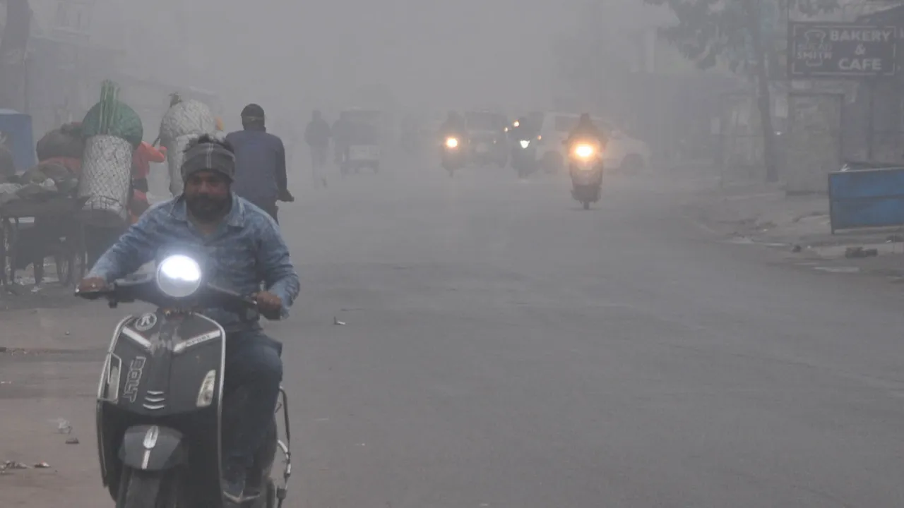 यूपी में फिर बदलेगा मौसम, तेज बारिश के साथ दिखेगा घना कोहरा