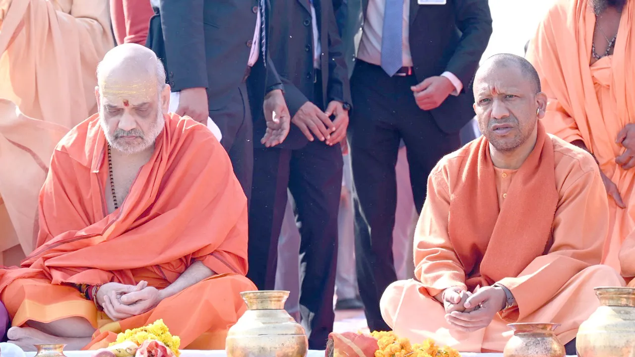 Mahakumbh 2025: आस्था की डुबकी लगाने पहुंचे अमित शाह, परिवार संग की पूजा अर्चना
