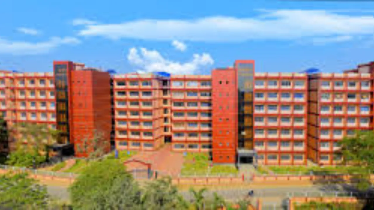 IIT Recuritment 2025: टेक्नीशियन के लिए बंपर वैकेंसी, बीएससी और डिप्लोमा वाले भी कर सकते हैं अप्लाई