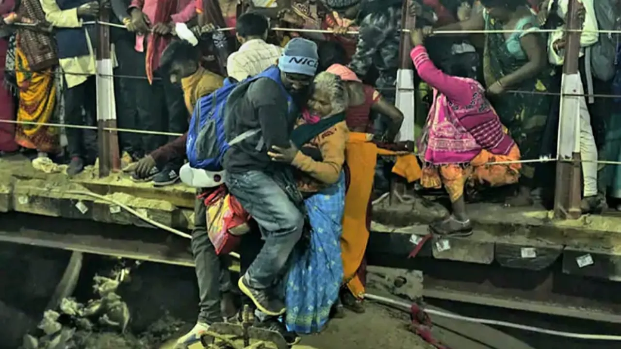 Mahakumbh Stampede: महाकुंभ में भगदड़ का सुनिए आखों देखा हाल, चीख पुकार के बीच अपनों को तलाश रही निगाहें 