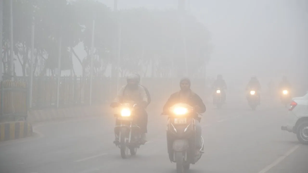 Weather News: प्रदेश का दूसरा सबसे ठंडा शहर रहा Kanpur: गलन में ठिुठर रहे लोग, दिन में भी वाहन सवार लाइट जलाकर निकल रहे 