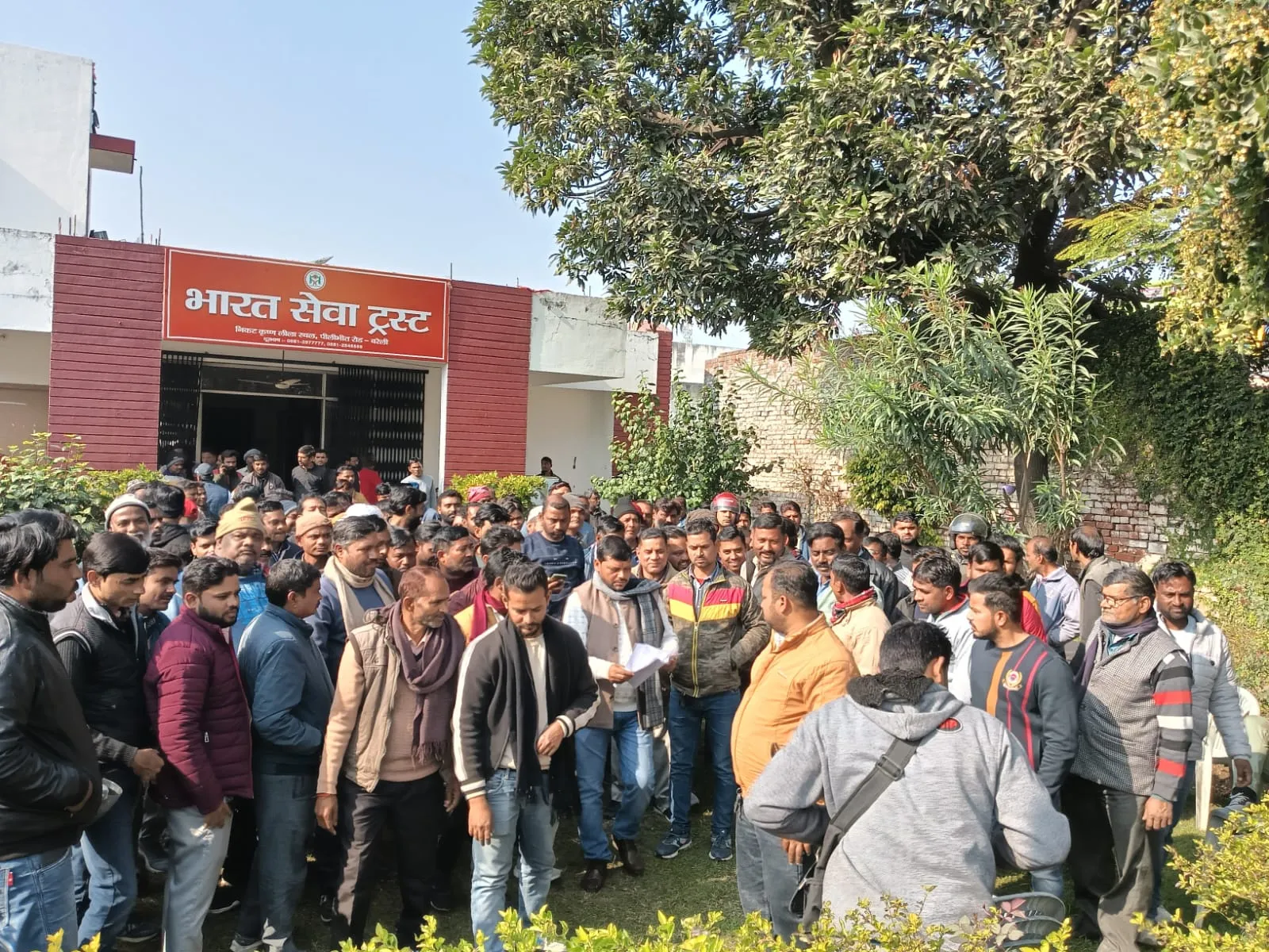 Bareilly: संविदा कर्मचारियों ने किया विरोध प्रदर्शन, डॉ अरुण कुमार बोले- सीएम से करेंगे बात