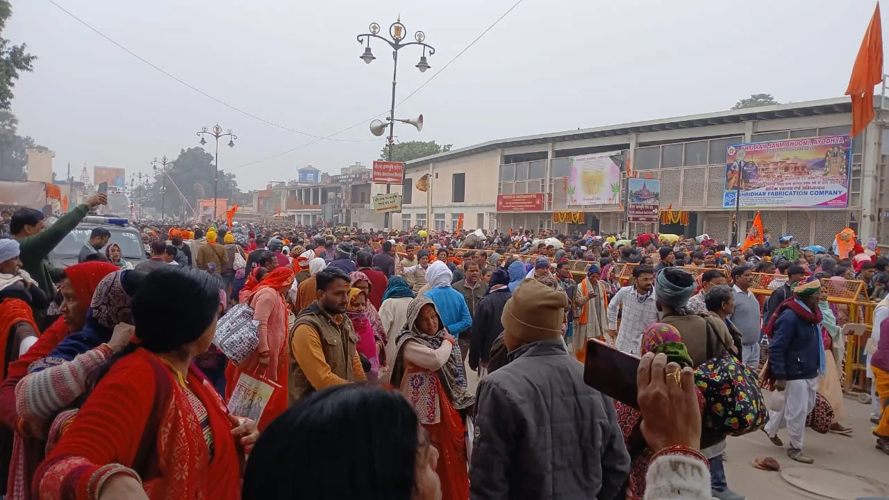 Ayodhya News: महाकुंभ स्नान पर्व को लेकर अयोध्या में उमड़ा श्रद्धालुओं का सैलाब, सरयू नदी में लगाई डुबकी 