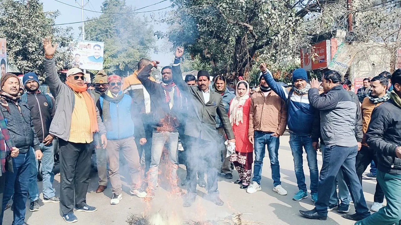 शाहजहांपुर: पहचान छिपाकर हिंदू युवती से संबंध बनाने वाले सिपाही का फूंका पुतला, किया प्रदर्शन