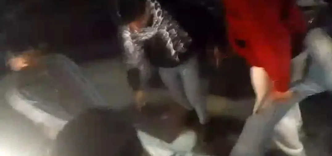 कासगंज: पुलिस चौकी के सामने युवक को जमकर पीटा, राहगीर भी लगाते रहे गुहार