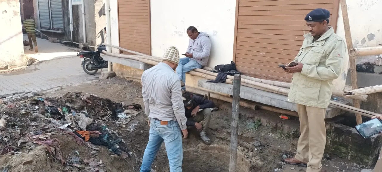 संभल: जामा मस्जिद के पास प्राचीन कुए की खुदाई का काम शुरू