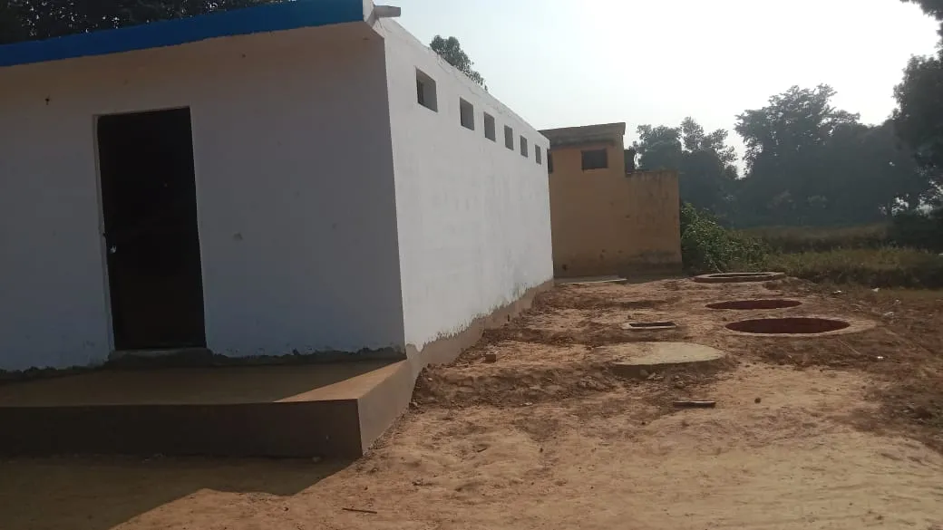 अयोध्या: छह माह से नहीं खुला शौचालय का ताला, मानदेय में निकल गए 54 हजार 