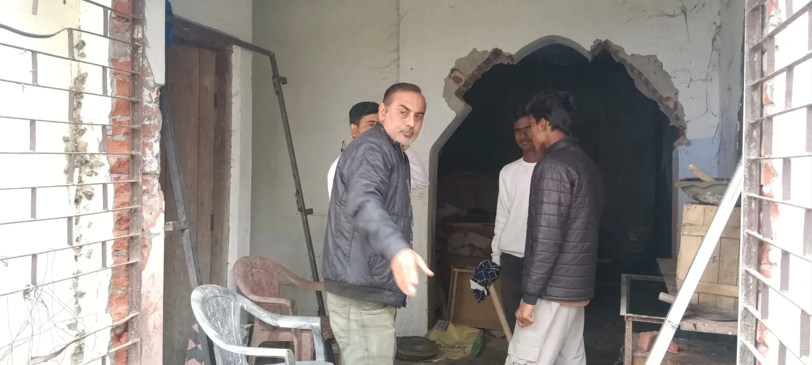 गोंडा: बीईओ ने जड़ा ताला, बीएसए ने दी तीन दिन की मोहलत...जानें पूरा मामला