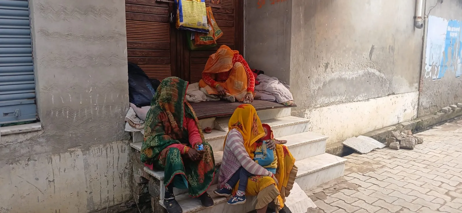कासगंज; ससुरालियों ने विवाहिता को घर से बाहर निकाला, मासूम के साथ सोई गेट के बाहर