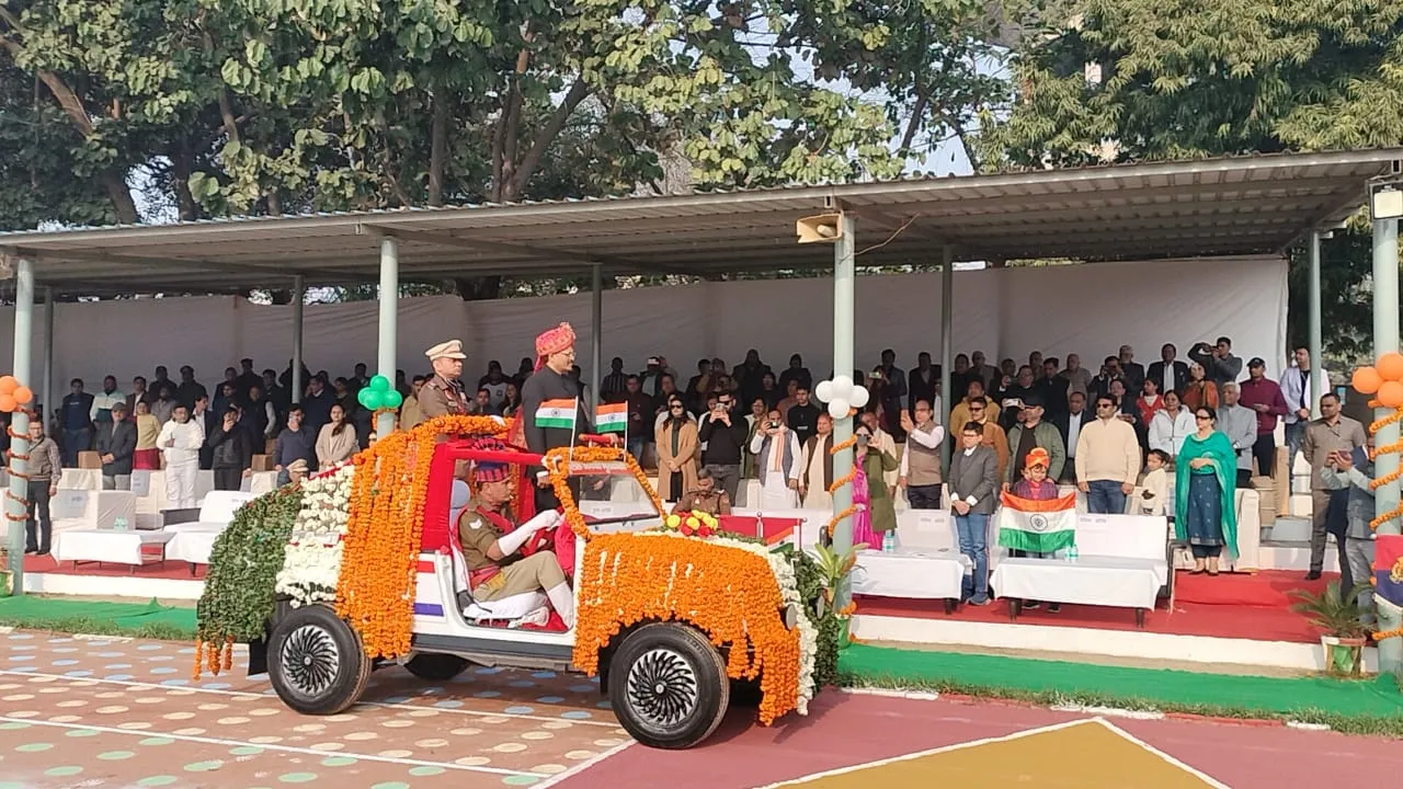 मुरादाबाद: गणतंत्र दिवस पर पुलिस लाइन में मंडलायुक्त ने किया ध्वजारोहण, परेड की सलामी ली