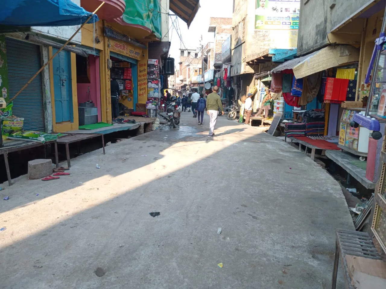 कासगंज: सीसी निर्माण में मानकों की अनदेखी, लोगों ने जताया विरोध