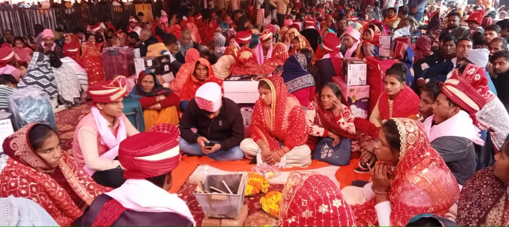 Bareilly: चारों ओर बजी शहनाई, मुख्यमंत्री सामूहिक विवाह में जोड़ों ने लिए सात फेरे तो किसी निकाह किया कबूल 