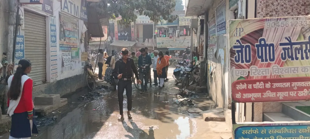 कासगंज: ढोलना की बैंक गली में गंदगी का साम्राज्य! लोग परेशान