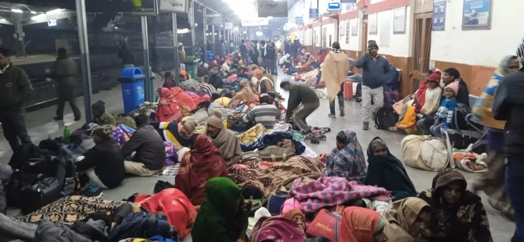 शाहजहांपुर: कुंभ जाने वाली ट्रेन लेट, प्लेटफॉर्म पर करना पड़ा इंतजार