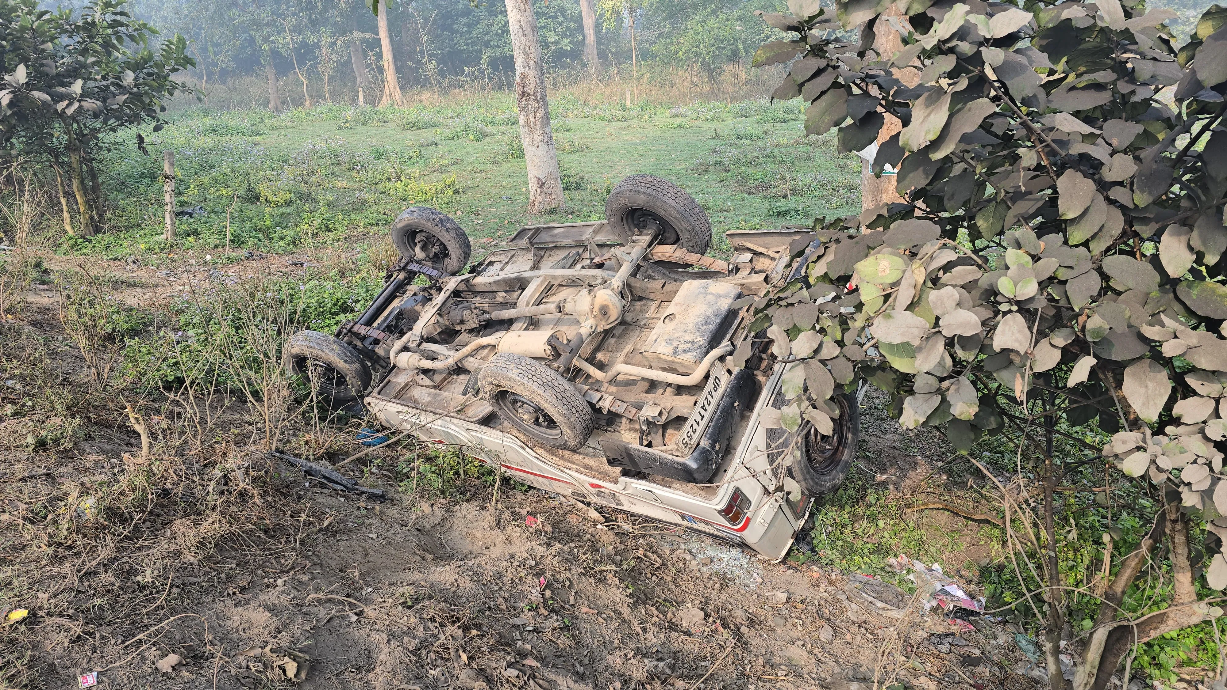 गोंडा: अनियंत्रित होकर पलटा श्रद्धालुओं से भरा वाहन, 9 घायल...6 की हालत गंभीर 