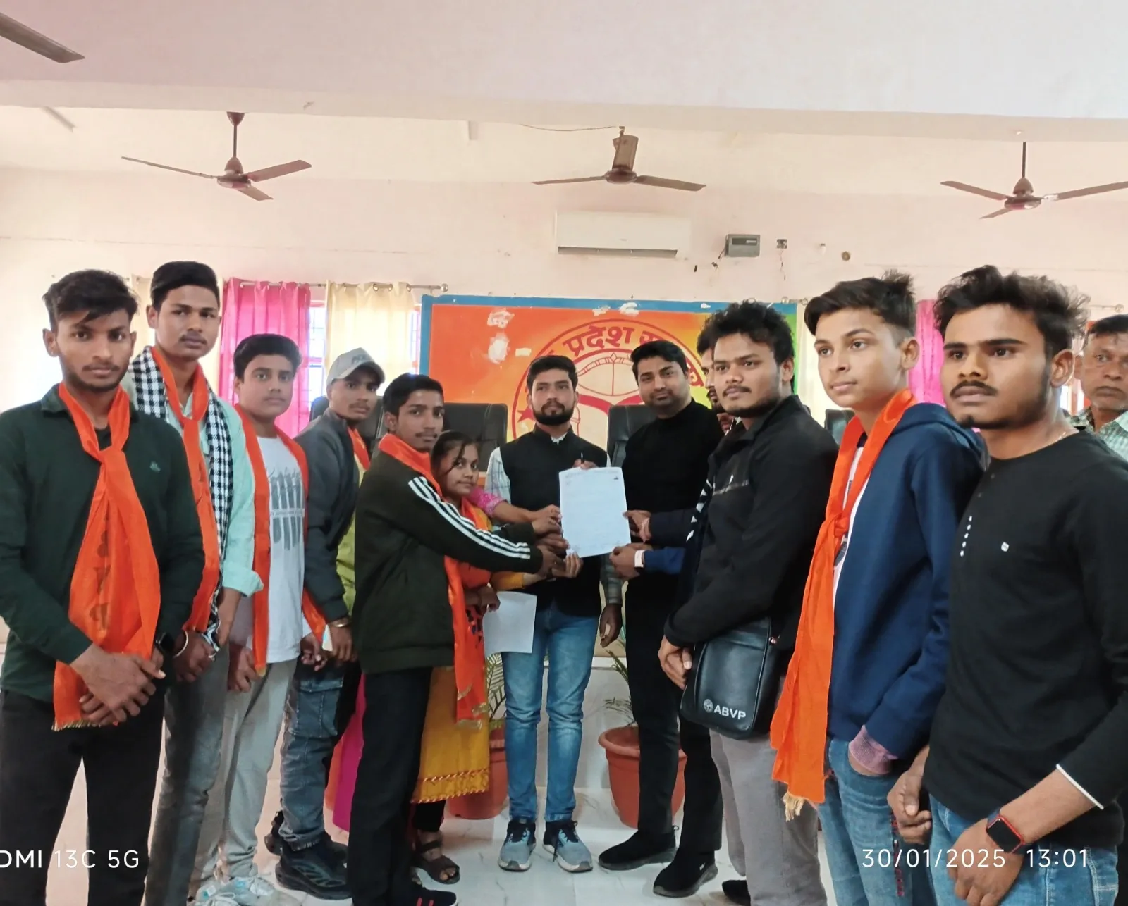 कासगंज: छात्राओं का उत्पीड़न...विद्यार्थी परिषद ने की शिकायत, बोले- नहीं होती पढ़ाई, टीचर चलाते हैं मोबाइल