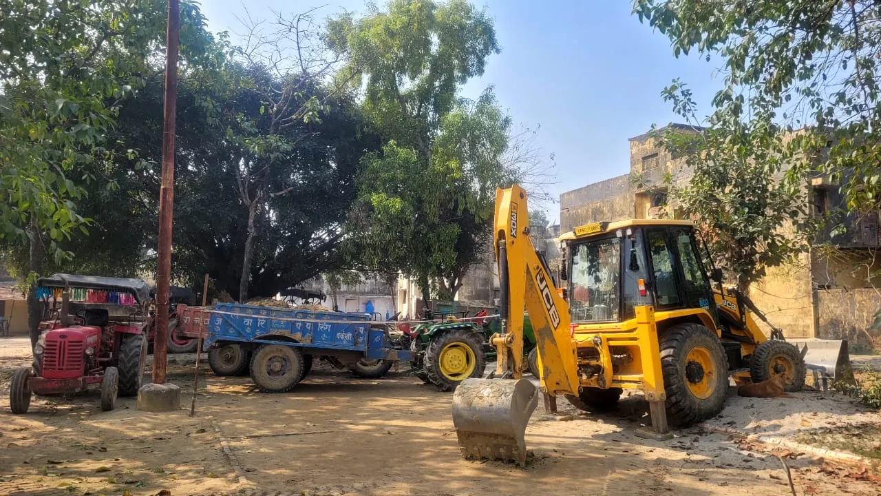 कासगंज: SDM और खनन अधिकारी ने मारा छापा, अवैध खनन कर रहे 7 ट्रैक्टर और 1 जेसीबी पकड़ी