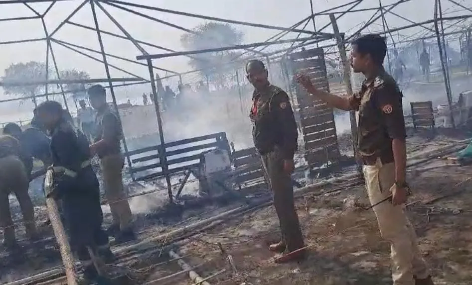 महाकुंभ के सेक्टर 22 के बाहर लगी आग में 15 टेंट जले, कोई जनहानि नहीं 
